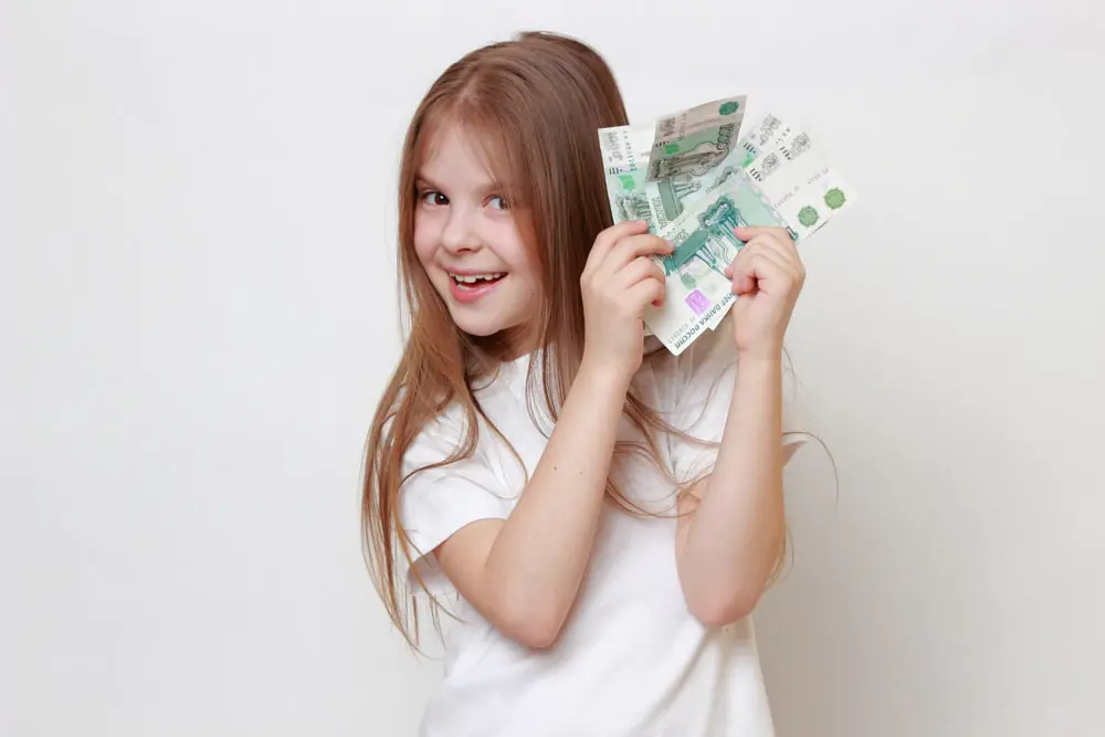 Как научить ребенка обращаться с деньгами?
