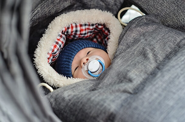 Выписываться из роддома зимой: одеваем новорождённого