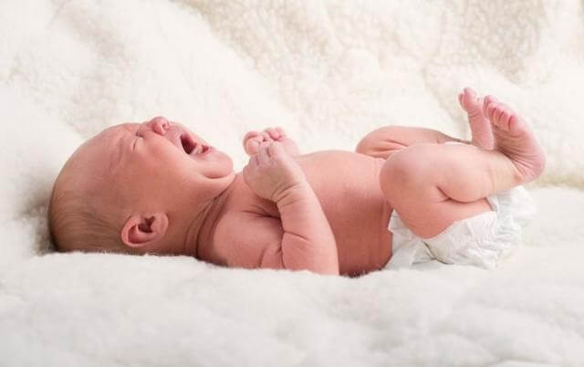 Почему плачет новорожденный ребенок: возможные причины, что делать и как успокоить?
